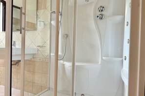 Ducha, secador de pelo, bidé y toallas