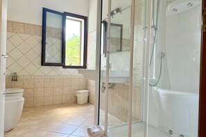 Dusche, Haartrockner, Bidet, Handtücher