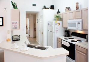 House, 2 Queen Beds (Andy's Westridge Villa) | Private kitchen - Andy's Westridge Villa (Davenport)