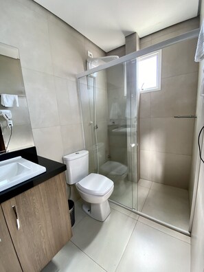 Apartamento | Banheiro | Chuveiro, secador de cabelo, toalhas de banho, papel higiênico
