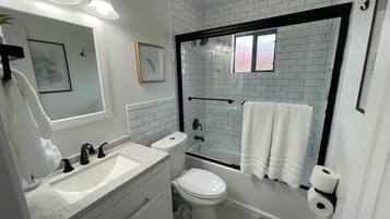 Ensemble douche/baignoire, sĂšche-cheveux, serviettes fournies, savon