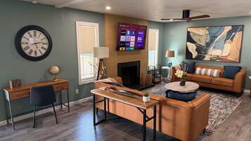 Smart TV, chimenea, futbolito y tenis de mesa