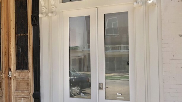 Ein Schaufenster mit einem Schild, auf dem "Rollisson's" steht.