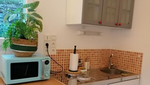 Kaffetrakter/tekoker, kjøleskap, mikrobølgeovn og kokeplater