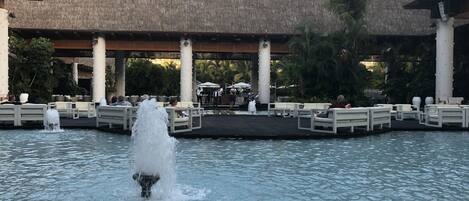 Alberca al aire libre y alberca climatizada