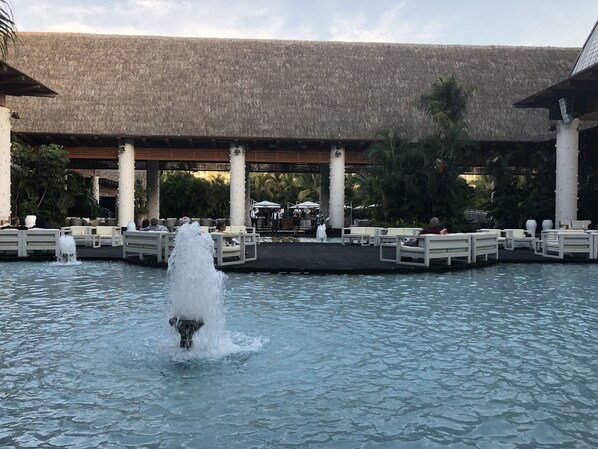 Alberca al aire libre y alberca climatizada