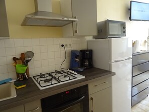 Kühlschrank, Mikrowelle, Ofen, Herdplatte