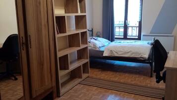 2 Schlafzimmer, Schreibtisch, Bügeleisen/Bügelbrett, Reisekinderbett