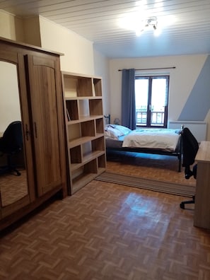 2 Schlafzimmer, Schreibtisch, Bügeleisen/Bügelbrett, Reisekinderbett