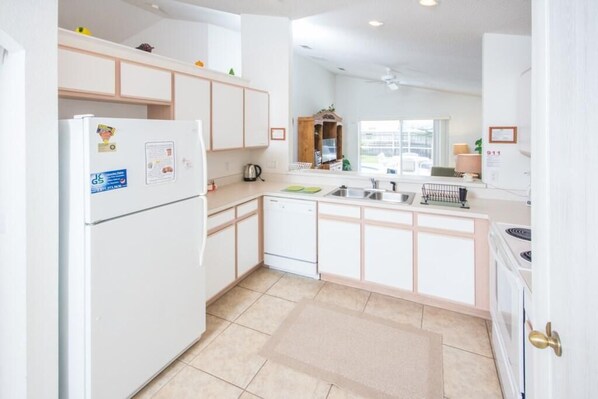 House, Multiple Beds (Sarah's Hampton Lakes Vacation Home) | Private kitchen