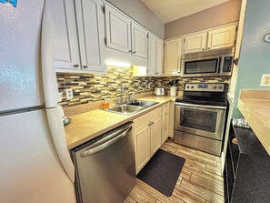 Réfrigérateur, micro-ondes, four, plaque de cuisson