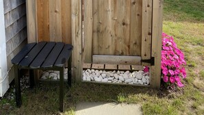 A wooden gate with a bench and a flower bed. - Cape Escape Cottage (Yamouth)