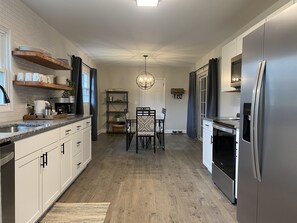 Réfrigérateur, four à micro-ondes, un four, surface de cuisson