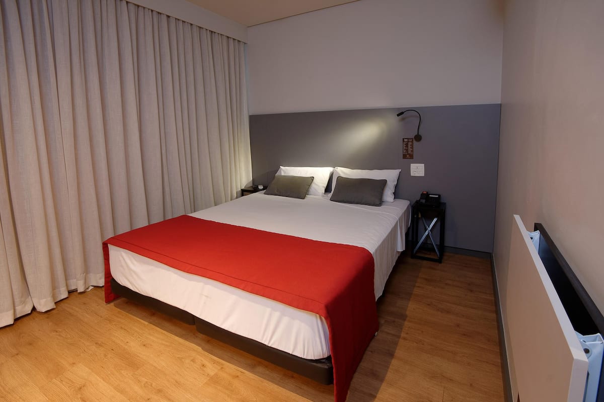 Minibar, caja de seguridad en la habitación y decoración personalizada
