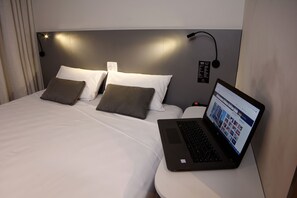 Standard Double Room | Minibar, in-room safe, individually decorated, individually furnished - Golden Tower Express Berrini by Fênix Hotéis (São Paulo)