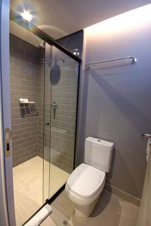 Shower, hair dryer, towels - Golden Tower Express Berrini by Fênix Hotéis (São Paulo)