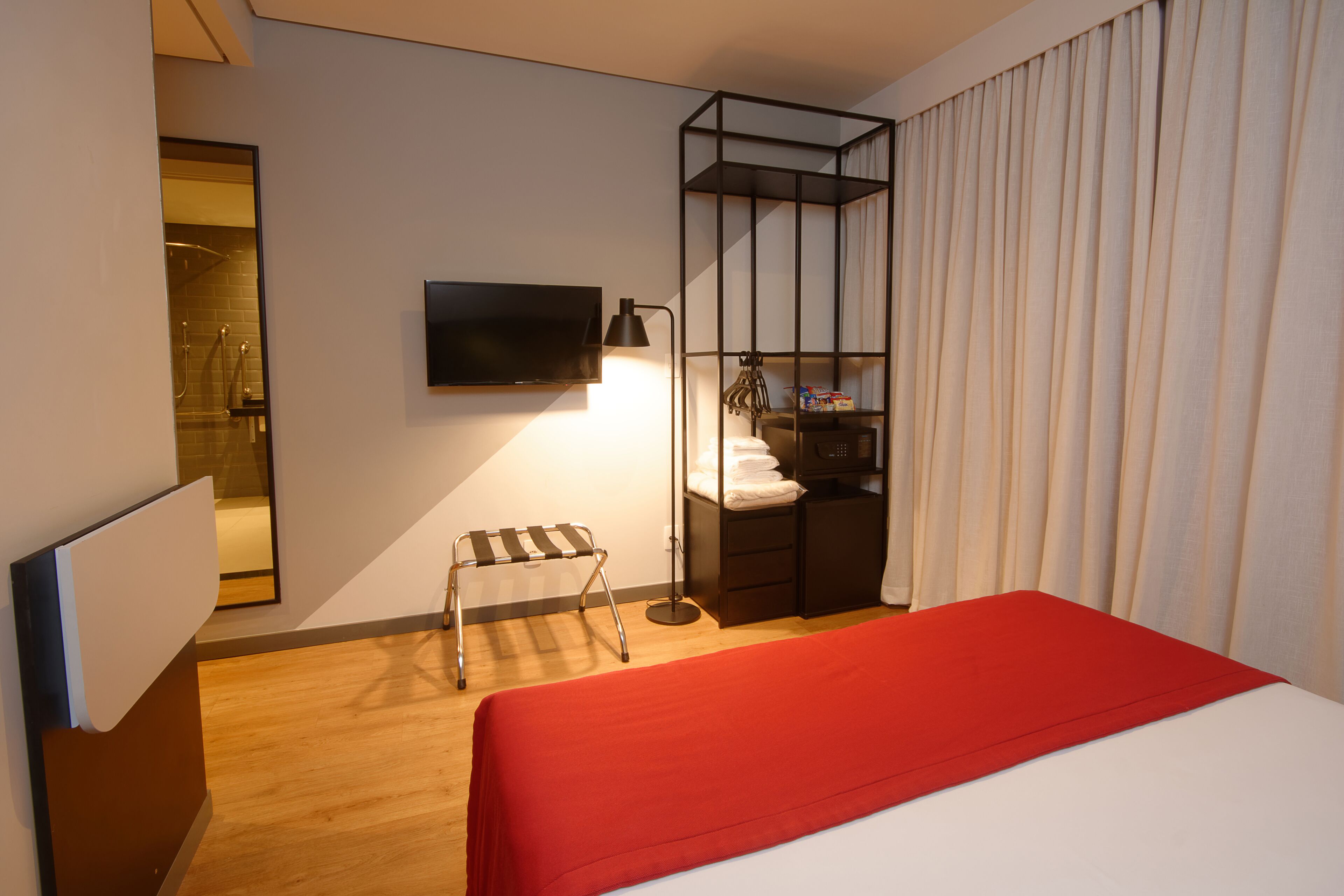 standard room adaptado | 1 bedroom, minibar, in-room safe, individually decorated