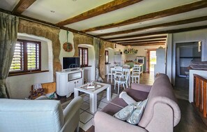 Una televisión, una mesa de tenis de mesa