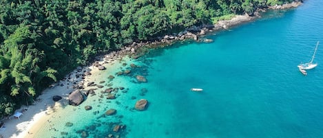 Una spiaggia nelle vicinanze