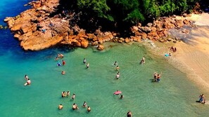 靠近海滩