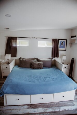 Tabla de planchar con plancha, wifi gratis y ropa de cama 