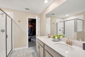 Combined shower/tub, hair dryer, towels