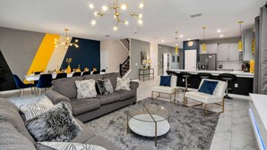 Ein modernes Wohnzimmer mit einer Couch, einem Couchtisch und einem Essbereich.
