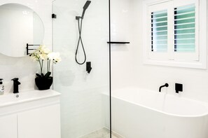 Shower, hair dryer, towels, soap - Henderson House | Renovated Home, 3 Bedroom, Deep Bath, A/C, BBQ, Undercover Patio (Wentworth Falls)