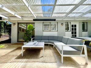 Terrace/patio - Henderson House | Renovated Home, 3 Bedroom, Deep Bath, A/C, BBQ, Undercover Patio (Wentworth Falls)