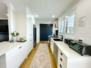 Kjøleskap, mikrob ølgeovn, ovn og kokeplater