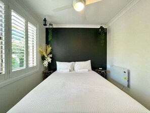 3 bedrooms, iron/ironing board, travel cot, free WiFi - Henderson House | Renovated Home, 3 Bedroom, Deep Bath, A/C, BBQ, Undercover Patio (Wentworth Falls)