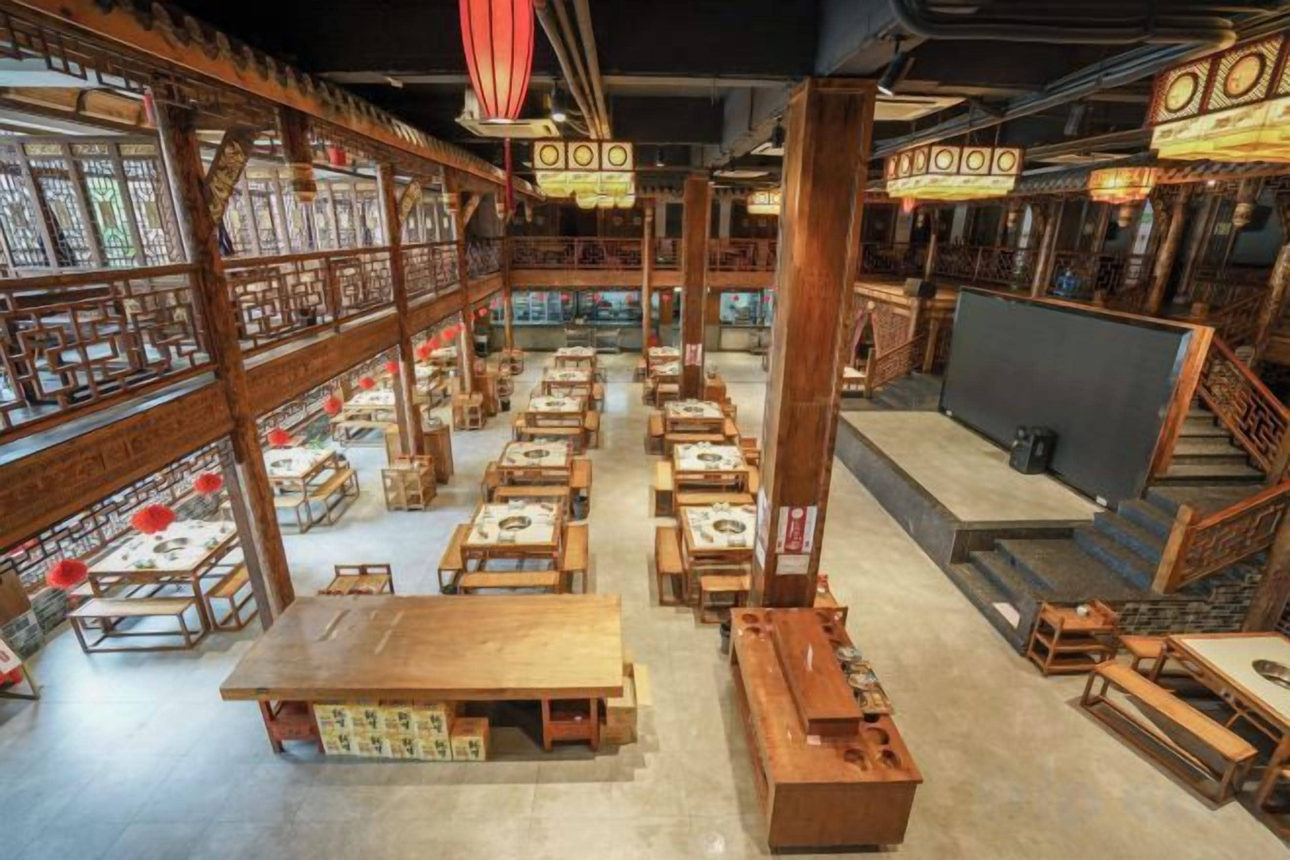 Une maison de thé chinoise traditionnelle, avec des meubles, des tables et des étagères en bois, où sont exposés des ensembles à thé.