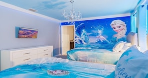 8 bedrooms, iron/ironing board, WiFi, bed sheets - Frozen, Moana & Star Wars-Themed Rooms/8BR/Disney! (Davenport)
