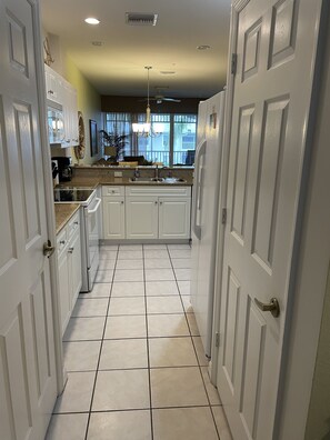 Refrigerador, microondas, parrilla de estufa y lavavajillas 