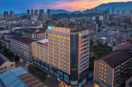 Vienna Hotel (Xupu Wanda Plaza)