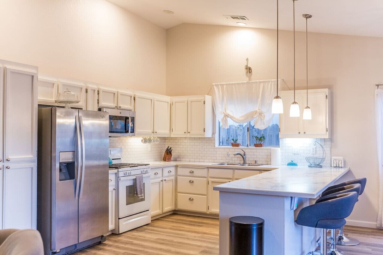 Jääkaappi, mikroaaltouuni, uuni, liesi