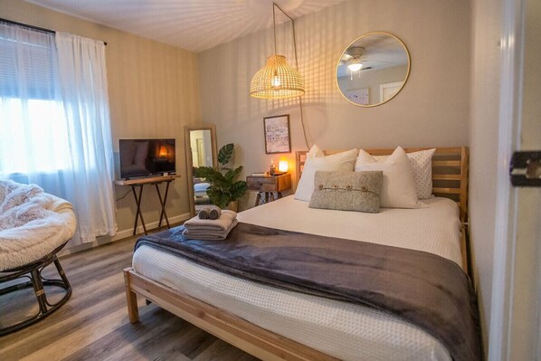 4 bedrooms, desk, iron/ironing board, free WiFi