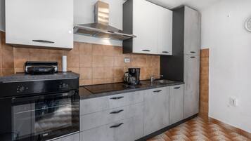 Jääkaappi, uuni, astianpesukone, kahvin-/teenkeitin