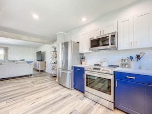 Fridge, oven, stovetop, dishwasher