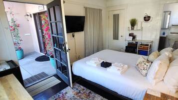 Desk, iron/ironing board, WiFi, bed sheets