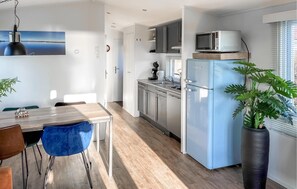 Een koelkast, een kookplaat, een vaatwasser