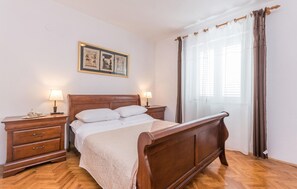 5 slaapkamers, een strijkplank/strijkijzer, reisbedje, gratis wifi