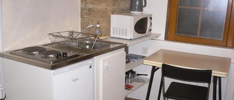 Réfrigérateur, four à micro-ondes, surface de cuisson