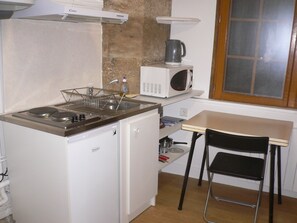 Frigorífico, microondas, placa de cocina y hervidor eléctrico