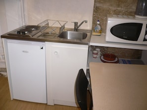 Réfrigérateur, micro-ondes, plaque de cuisson, bouilloire électrique