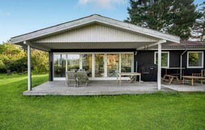 Outdoor dining - 4 bedroom stunning home in Fårevejle (Fårevejle)