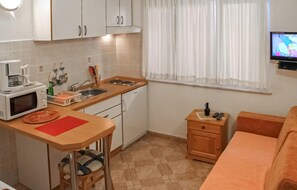 Fridge, coffee/tea maker