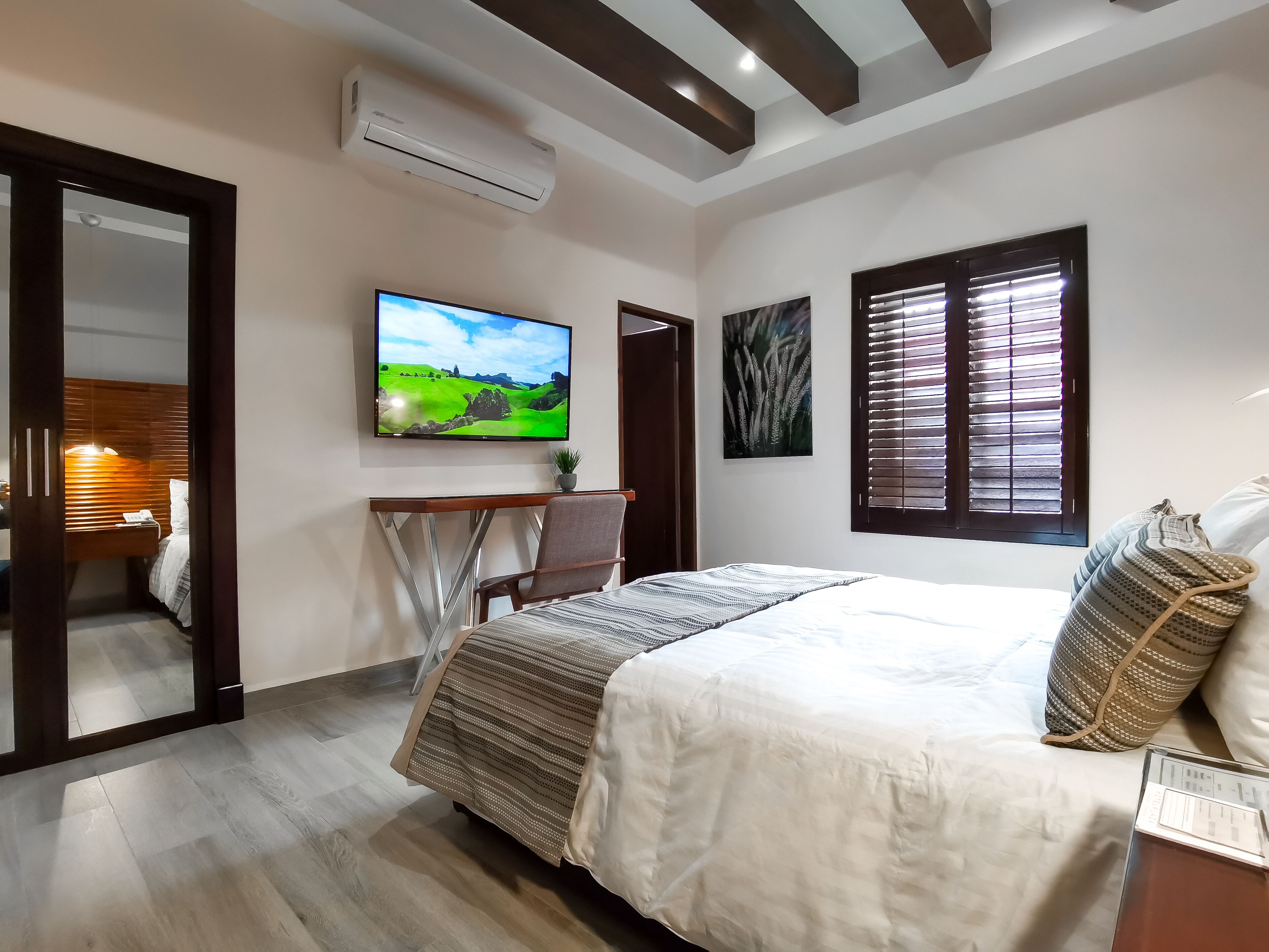 deluxe queen | 1 bedroom, in-room safe, desk, laptop workspace