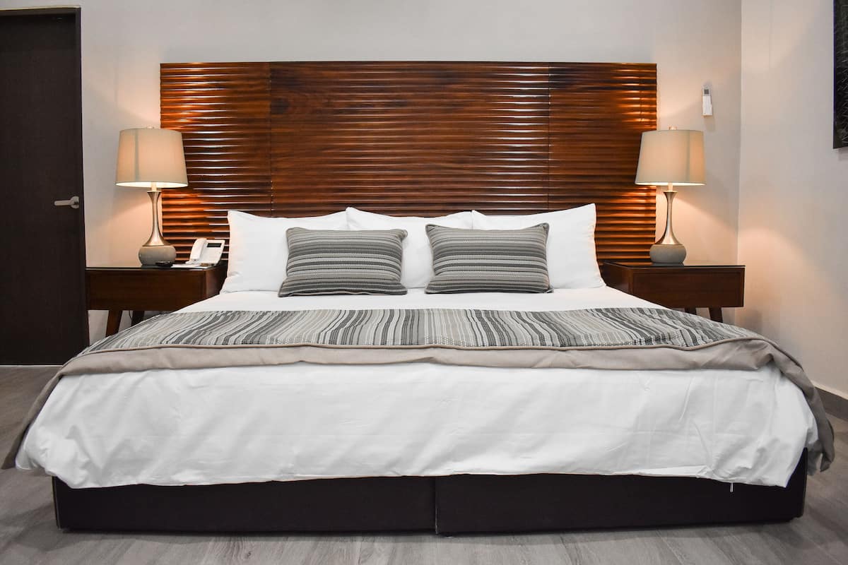 deluxe king | 1 bedroom, in-room safe, desk, laptop workspace