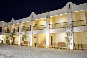 A multi-story hotel with a courtyard, balconies, and a staircase. - Hotel Plaza Cuatrociénegas (Cuatro Ciénegas)